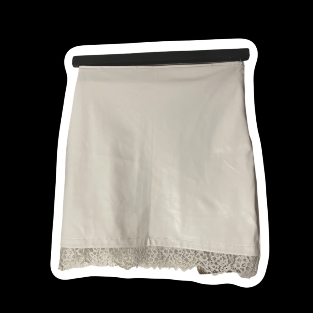FASHION NOVA - NEW W/ TAGS - FAUX LEATHER WHITE MINI SKIRT W LACE TRIM SZE: M